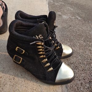 Cute to the core boots size 7